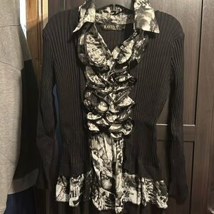 Size L, looks small but very stretchy. Black with grey and white pattern.